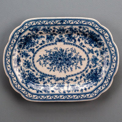 Willow pattern decorative porcelain plate with blue transfer decoration on white