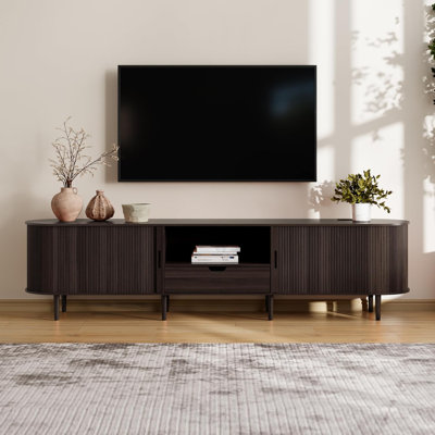 Meuble télé avec rangement pour téléviseur de 65 à 85 po, centre de divertissement 86,6 po avec prise de courant, console multimédia cannelée avec portes coulissantes, console de télévision en bois de style Mid-Century avec tiroirs et tablettes pour le salon