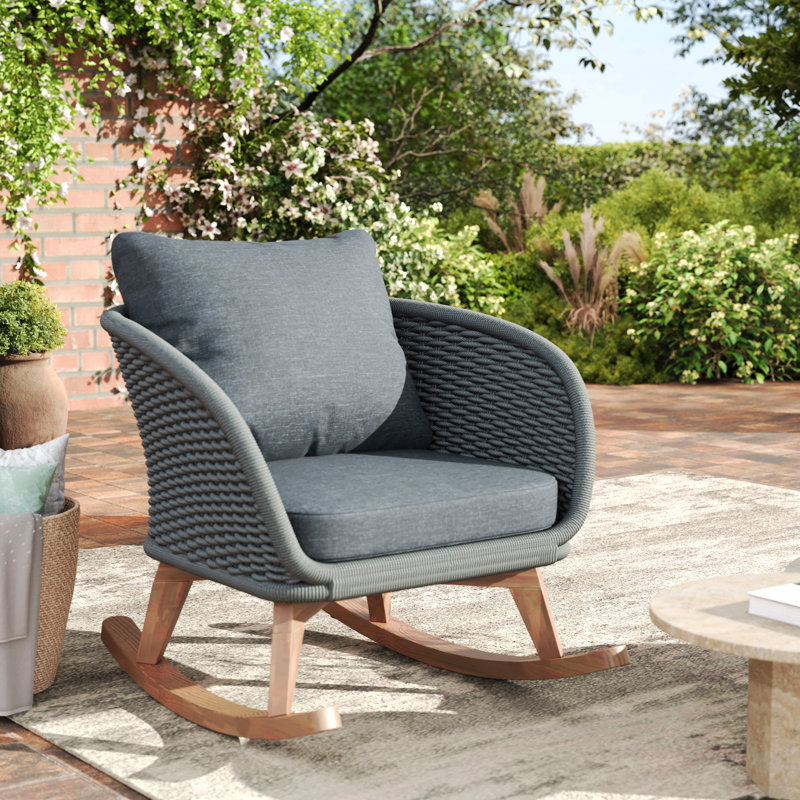Chaise berçante contemporaine minimaliste en osier gris avec coussins en polyester doux et structure en bois durable, Gris
