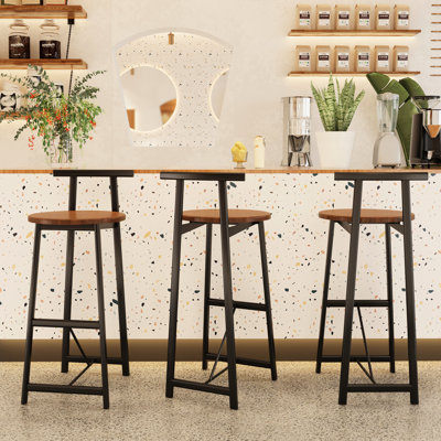 3 tabourets de bar, hauteur comptoir. Sièges brun noyer avec cadres en métal noir. Dossiers ergonomiques pour la posture. Et une capacité de 220 lb. Design moderne de divers espaces. Facile à assembler de hauteur et brun.