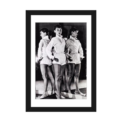 «Radio Day» par Audrey Hepburn in A White Romper, reproduction de photo sur toile