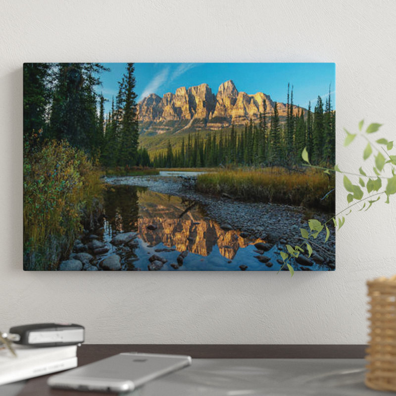 «Castle Mountain Reflection» par Tim Fitzharris - Estampe numérique sur toile tendue avec châssis, Toile avec cadre noir