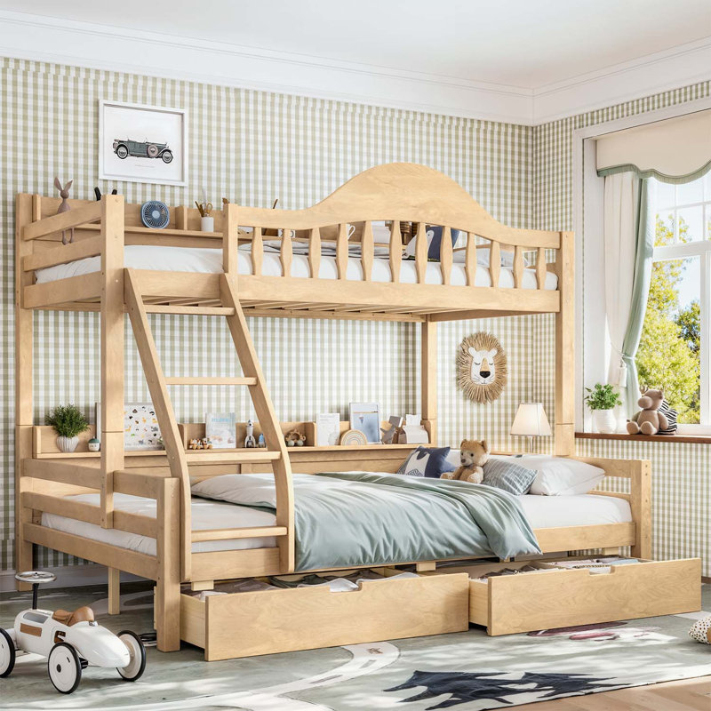 Lit simple superposé au dessus d'un lit double avec rangement, garde-corps courbés et tablettes latérales, structure en bois massif, aucun sommier nécessaire, finition naturelle