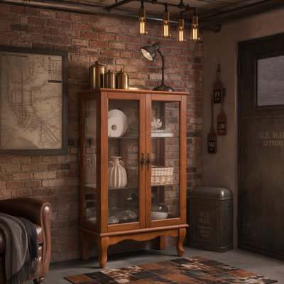 Armoire vitrée élégante en chêne avec verre trempé, dossier en miroir, tablettes réglables et éclairage intérieur pour exposer des livres, du vin et des objets de collection
