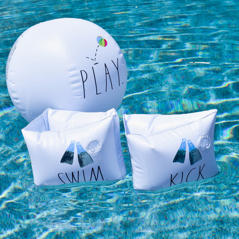 Rae Dunn: Ailes d'eau avec ballon de plage de 12 po - Nage. Coup de pied. Jeu.
