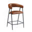 Tabourets de comptoir rembourrés en cuir luxueux avec structure en fer, conception ergonomique et utilisation polyvalente pour les espaces résidentiels et commerciaux.