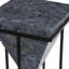 Table d'appoint grise en bois de teck pyramide faite à la main avec support en métal noir