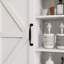 Armoire à pharmacie murale Farmhouse avec porte de grange coulissante et tablette réglable pour un grand rangement et une utilisation polyvalente