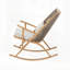 Chaise berçante d'extérieur avec structure en fer robuste, finition érable, dossier en rotin PE gris et coussin gris clair pour une détente confortable
