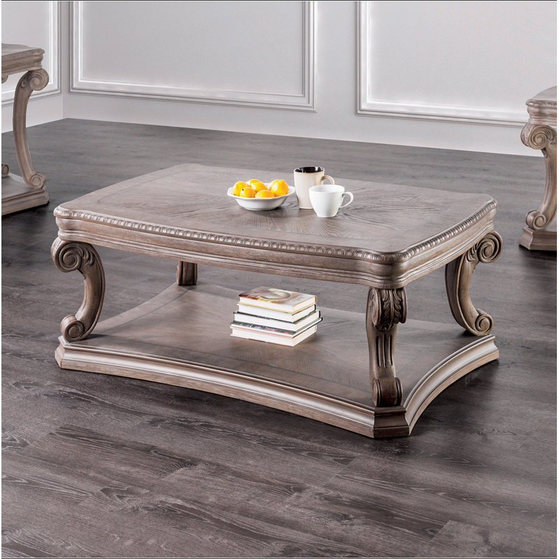 Table basse de style traditionnel avec pieds sculptés à volutes et tablette inférieure ouverte finition chêne