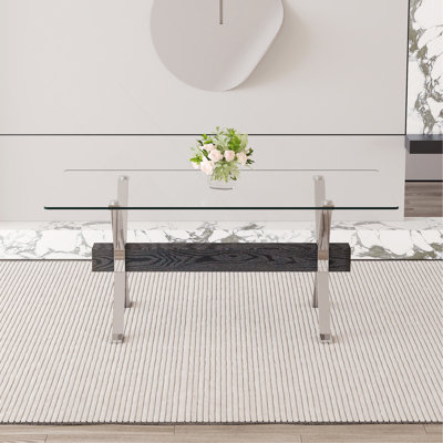 Table de salle à manger. Table de salle à manger moderne en verre trempé. Grand grand bureau moderne avec des pieds en métal plaqué argent et des barres transversales en bois aggloméré noir