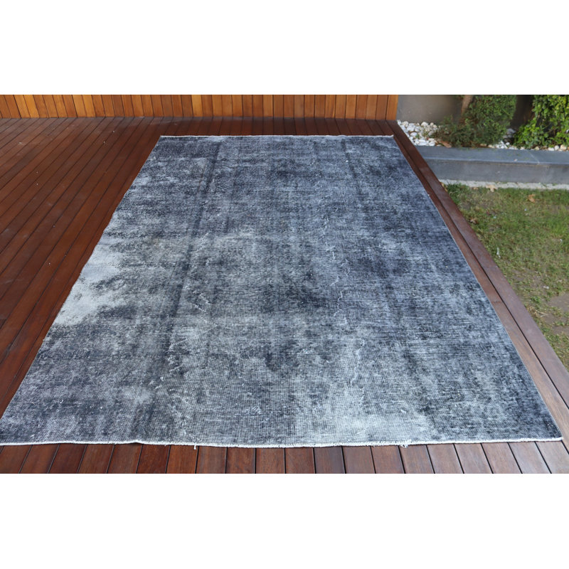 Tapis turc tissé à la main dans des tons chauds de terre, parfait pour ajouter une touche de tradition et de style à tout salon ou salle à manger