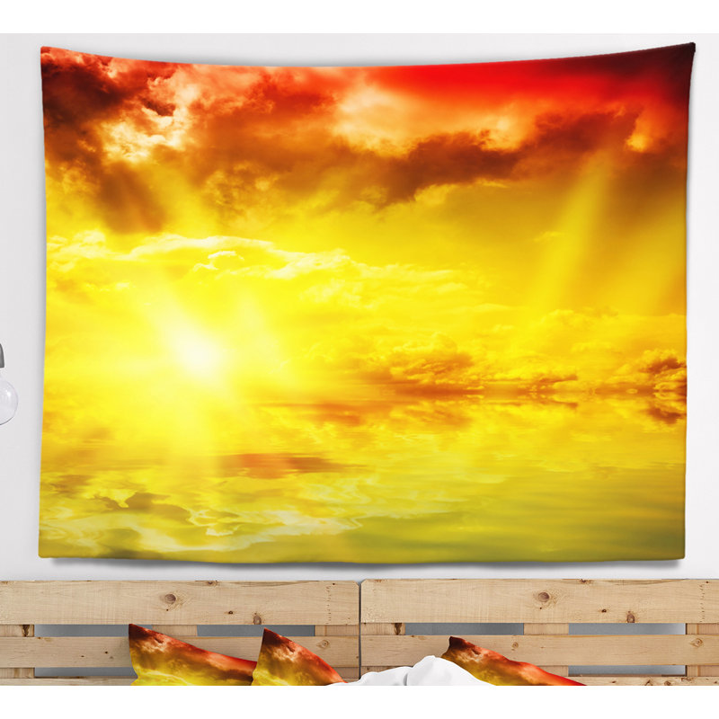 Tapisserie Schafer Red Dramatic Sky avec soleil jaune, H 50 po x l 60 po