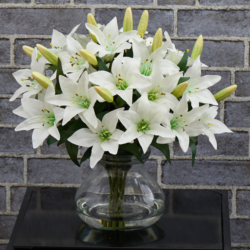 Arrangement floral de lys dans un vase, H 16 po x l 15 po