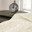 Courtepointe réversible double / grand crème. Profitez d'une bonne nuit de sommeil en été et en hiver. Rembourrage en coton prélavé. Comprend deux taies décoratives avec courtepointe. Literie lavable à la machine crème double / grand.-120944962-120944964