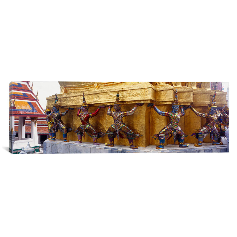 Statues à la base du chedi doré, le Grand Palais, Thailande, par Panoramic Images - reproduction de photo sur toile