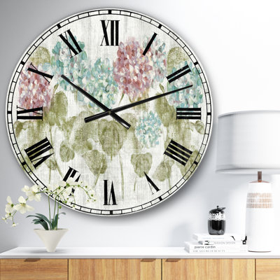 Horloges murales rouges et bleues