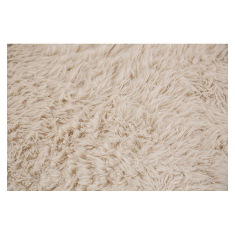 Pouf carré contemporain en fausse fourrure sable avec âme en mousse haute densité