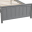 Lit plateforme simple en bois gris pour une chambre charmante