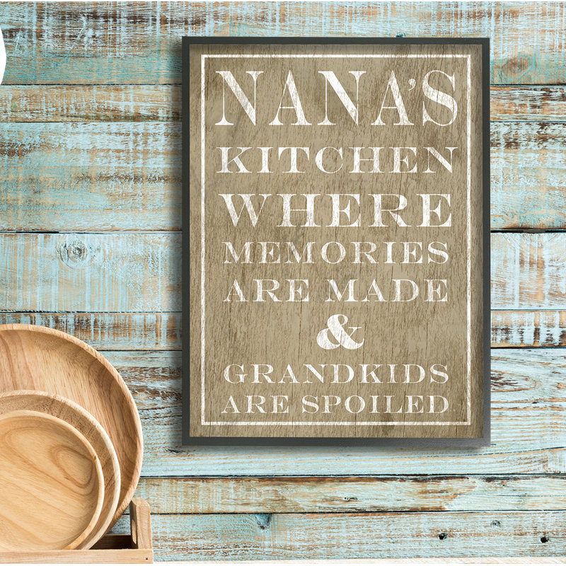 «Nanas Kitchen And Spoilé Grandkids Light» par Daphne Polselli, reproduction d'art textuel, H 20 po x l 16 po