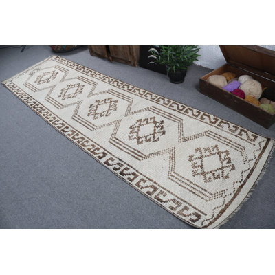 Superbe tapis turc crème et brun avec un élégant motif géométrique bohémien pour les couloirs