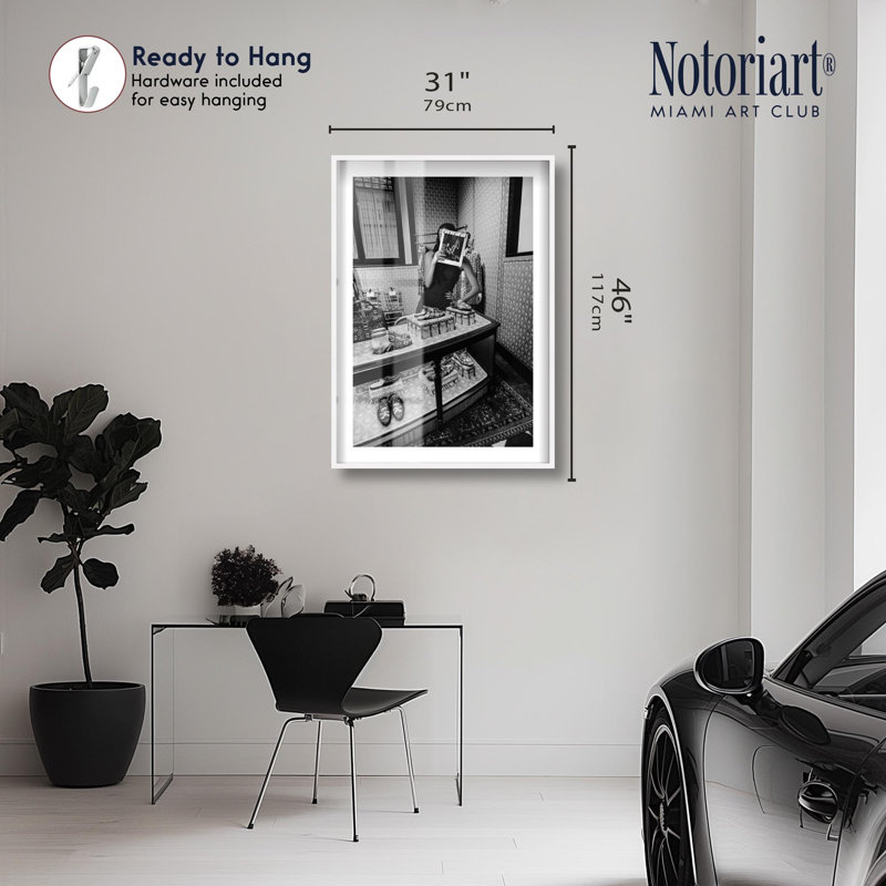 «Peaking Shadowbox» par Notoriart, H 46 po x l 31 po, Blanc