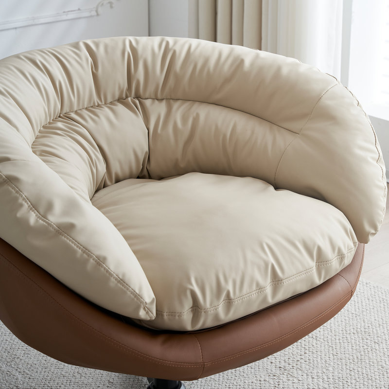 Fauteuil d'appoint pivotant en similicuir de 34,25 po Kalauni, Similicuir brun