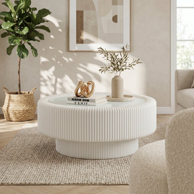 Table basse de rangement ronde cannelée de 31,5 pouces avec plateau en verre trempé et corps enveloppé de cuir de qualité supérieure, table centrale de salon à compartiment caché pour l'organisation du désordre, surface résistante aux égratignures