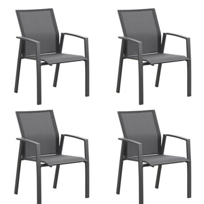 Ensemble de 4 chaises empilables en aluminium gris, assises en maille, capacité de 163 kg, livrées entièrement assemblées. Idéales pour les petits espaces extérieurs.