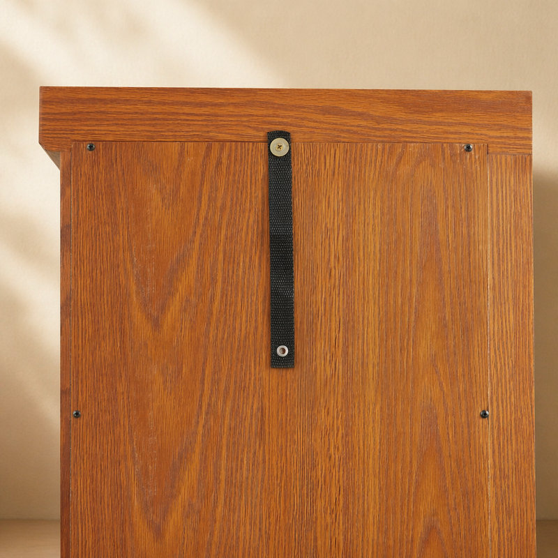 Vitrine d'angle lumineuse avec tablettes réglables, portes en verre élégantes et dispositif anti-basculement pour un affichage sécuritaire et élégant