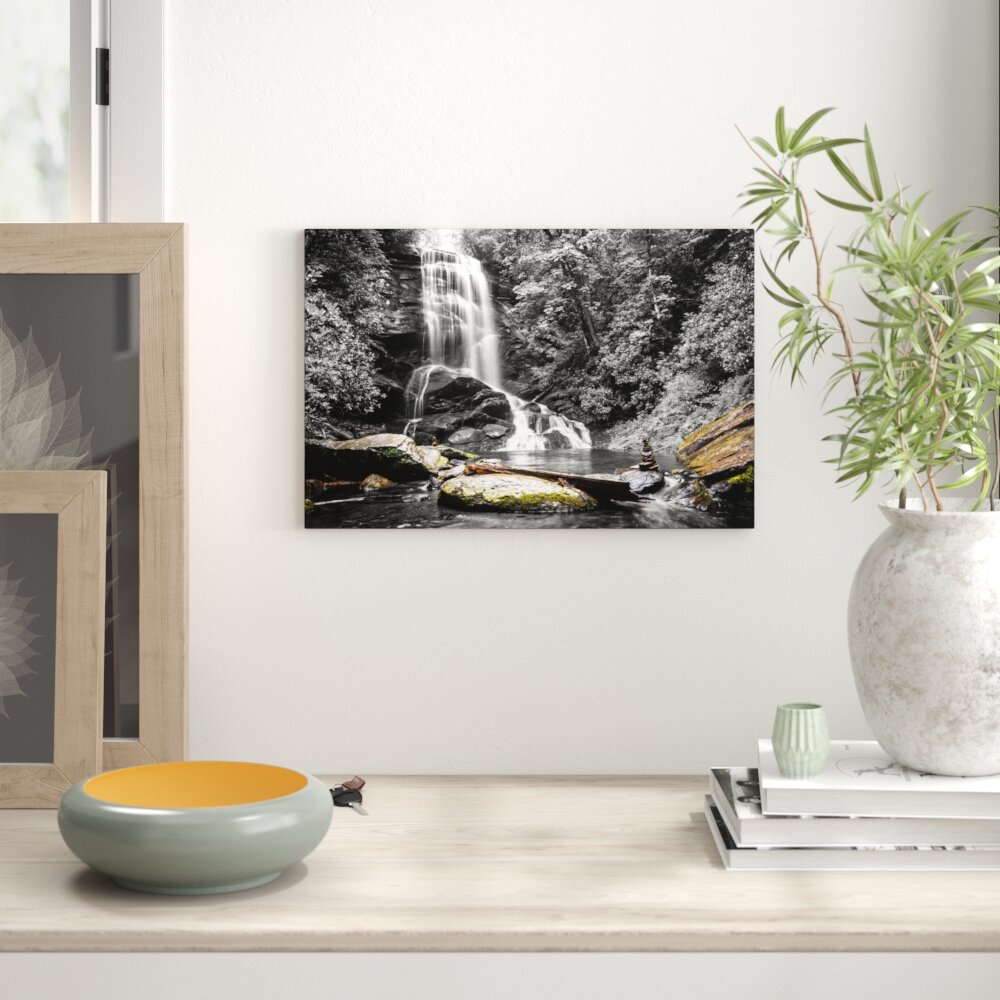 Leinwandbild „Schöner Wasserfall mit Steinturm", Grafikdruck