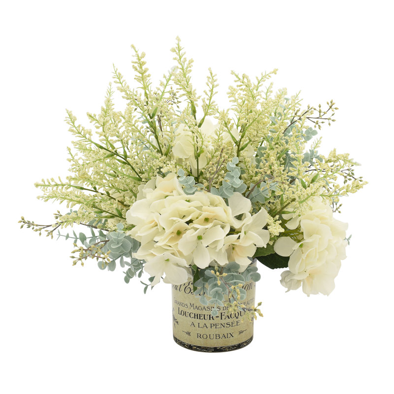 Centres de table mixtes en hortensia, bruyère et eucalyptus dans un vase en verre