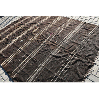 Tapis turc vintage tissé à la main avec des rayures noires et beiges pour une décoration intérieure unique dans de grands espaces