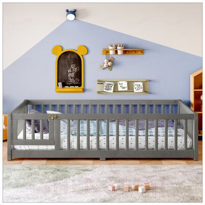 Lit double avec garde-corps de sécurité et porte pour enfants, finition grain de bois