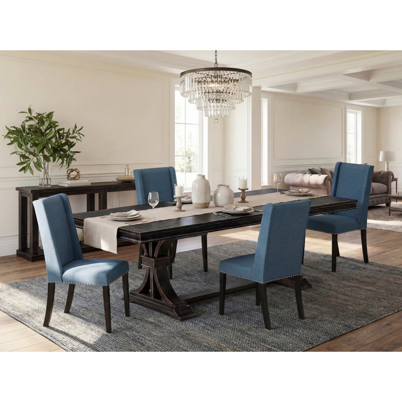 L'ensemble de salle à manger 5 pièces se compose d'une table et de 4 chaises de salle à manger en tissu de lin bleu minéral avec dossier rembourré au fini noir sablé.