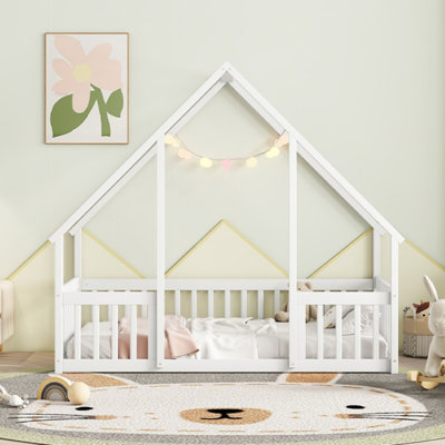 Lit en bois en forme de maison en bois avec clôture, garde-corps, lit