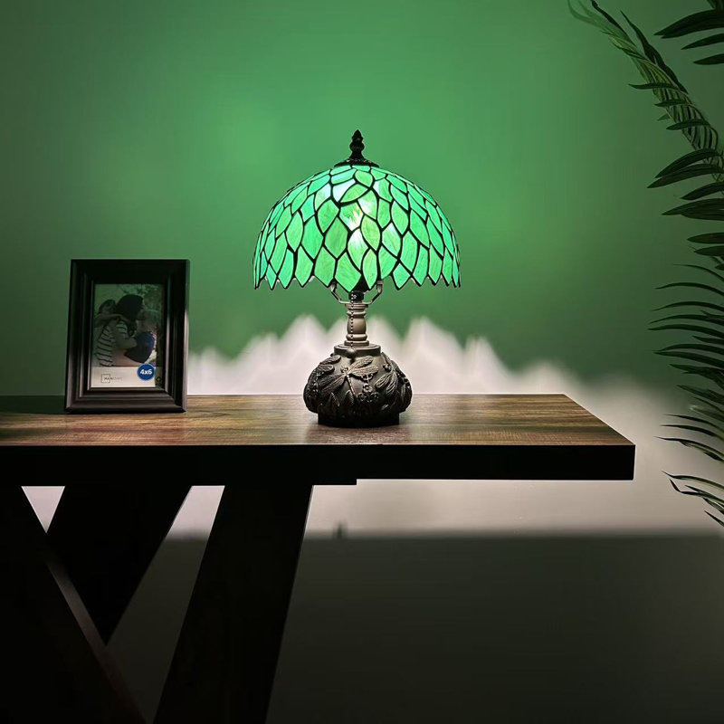 Lampe de table Simsbury Tiffany Feuilles de verre teinté vert avec ampoule DEL Base l 10 po x P 10 po x H 14 po *