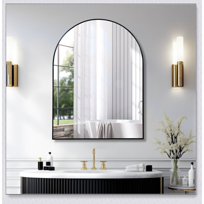 Miroir de salle de bain arqué en métal pour mur avec verre HD et cadre antirouille, parfait pour les intérieurs modernes.