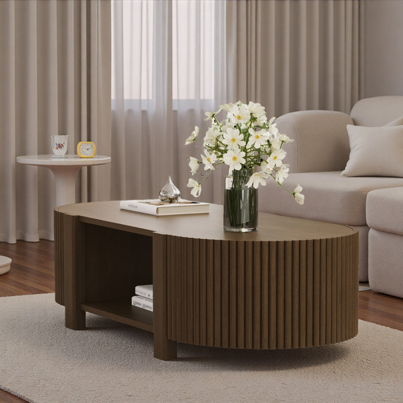 Table basse ovale cannelée avec 1 tablette et 2 portes de rangement ouvertes