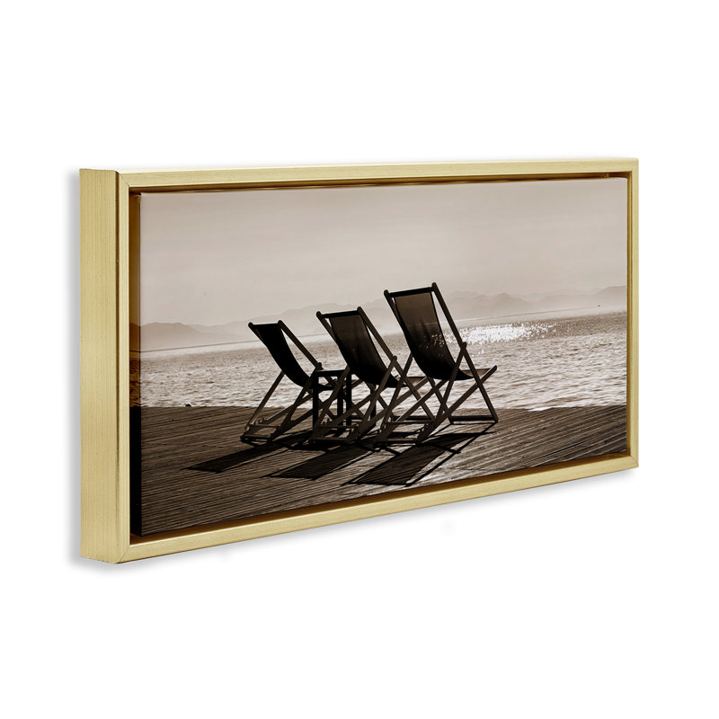 «On Deck Beach Chairs», art mural encadré sur toile flottante par Noah Bay, H 11 po x l 25 po, Cadre flottant métallique doré