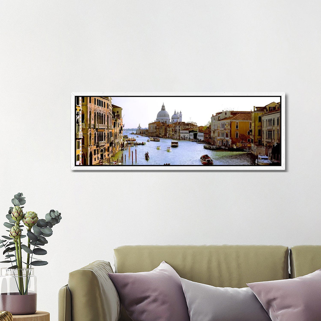 Boote in einem Kanal mit einer Kirche im HintergrundSanta Maria della Salute Grand Canal Venedig Italien