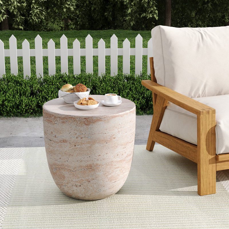 Table d'appoint d'extérieur / d'intérieur en béton léger avec finition élégante en travertin, parfaite pour une utilisation moderne et polyvalente