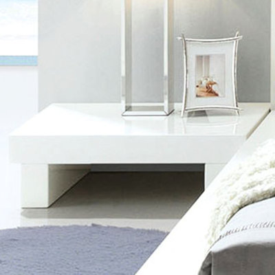 Table de chevet compacte en bois blanc brillant avec port moderne