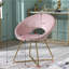 Chaise en velours rose captivante avec construction métallique dorée et support robuste
