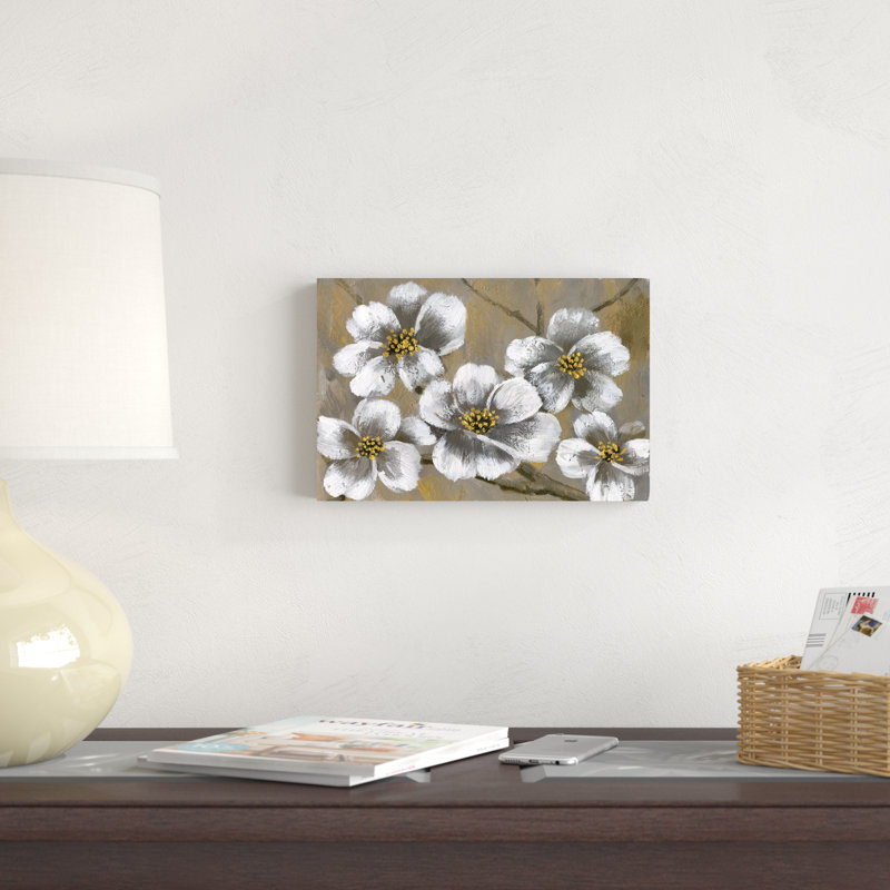 Fleurs blanches peintes, H 8 po x l 12 po