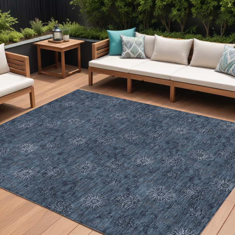 Tapis intérieur / extérieur lavable floral bleu et bleu marine 8 pi x 10 pi HomeRoots
