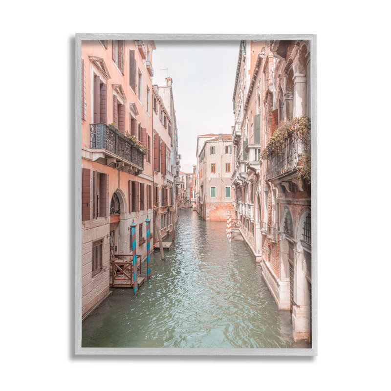 «Urban Canal Town Buildings» encadré sur bois par Erin Marie, photographie, H 11 po x l 14 po x P 1,5 po
