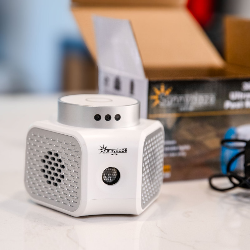 360-Degree Rodent Repeller with Flashing LED Lights