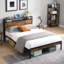 Cadre de lit moderne en métal, format king, avec tête de lit en bois - Prise murale, espace de rangement suffisant en dessous, stable, sans sommier, noir et brun, silencieux et pratique.