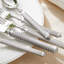 Ensemble de couverts 60 pièces à motif de corde rétro, poignées texturées à la main, acier inoxydable 18/10, lavable au lave-vaisselle, couverts durables pour les repas de tous les jours et les occasions spéciales